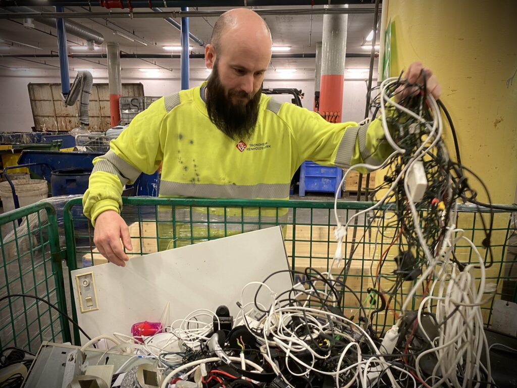 Kaster du batterier i restavfallet? Det må du bare slutte med! 1