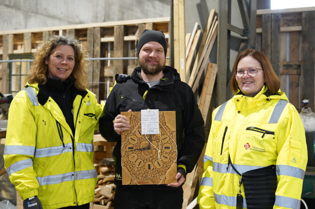 Denne uka rullet det et mikrohus laget av gjenbruksmaterialer gjennom byen.... 10