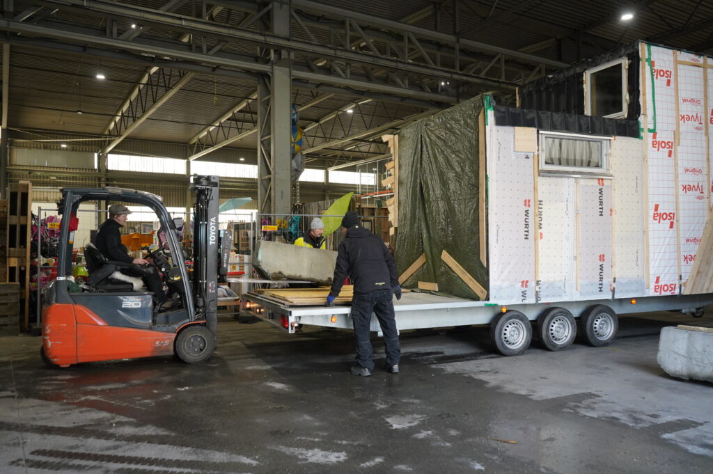 Denne uka rullet det et mikrohus laget av gjenbruksmaterialer gjennom byen.... 8