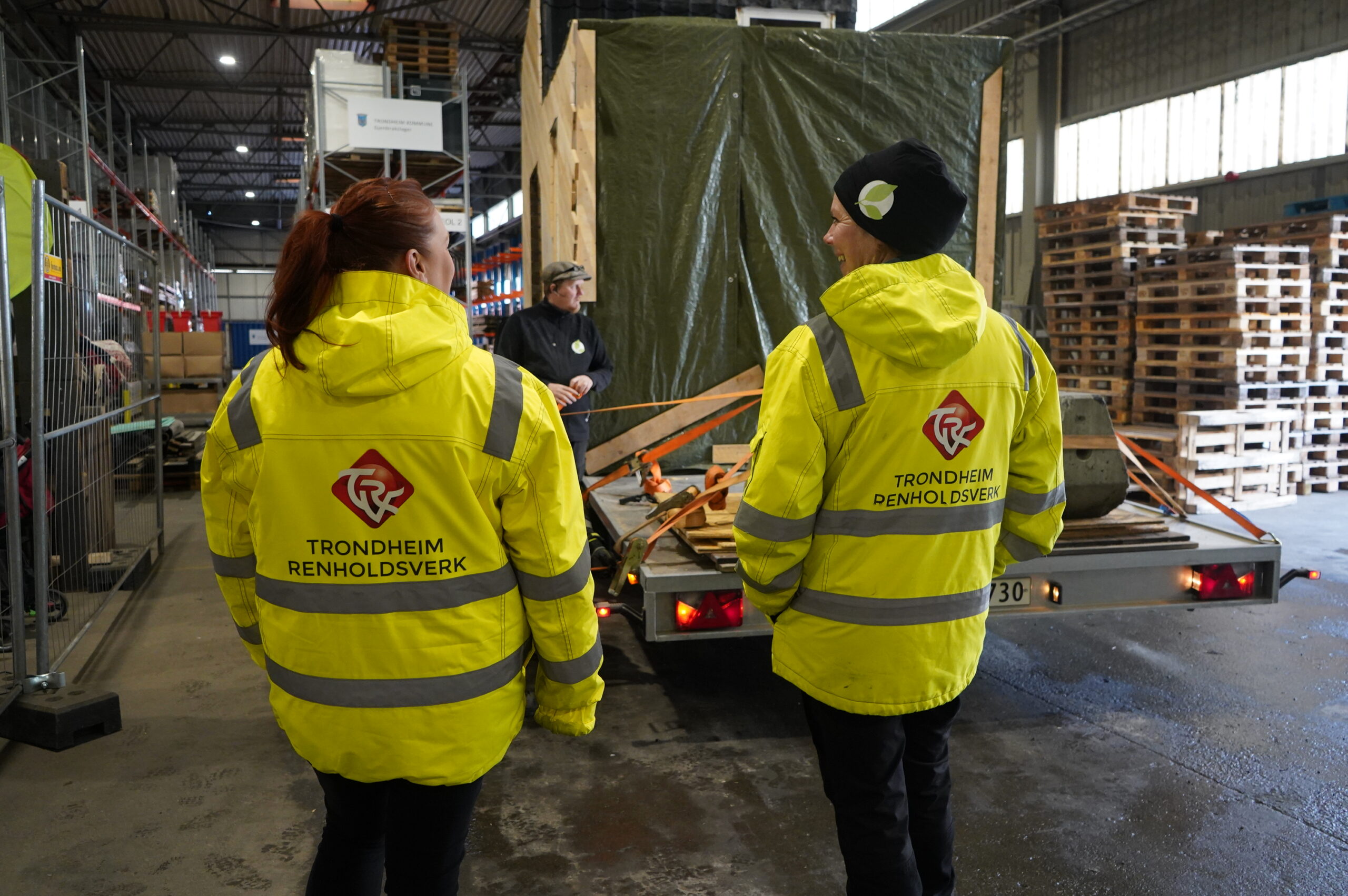 Denne uka rullet det et mikrohus laget av gjenbruksmaterialer gjennom byen.... 6