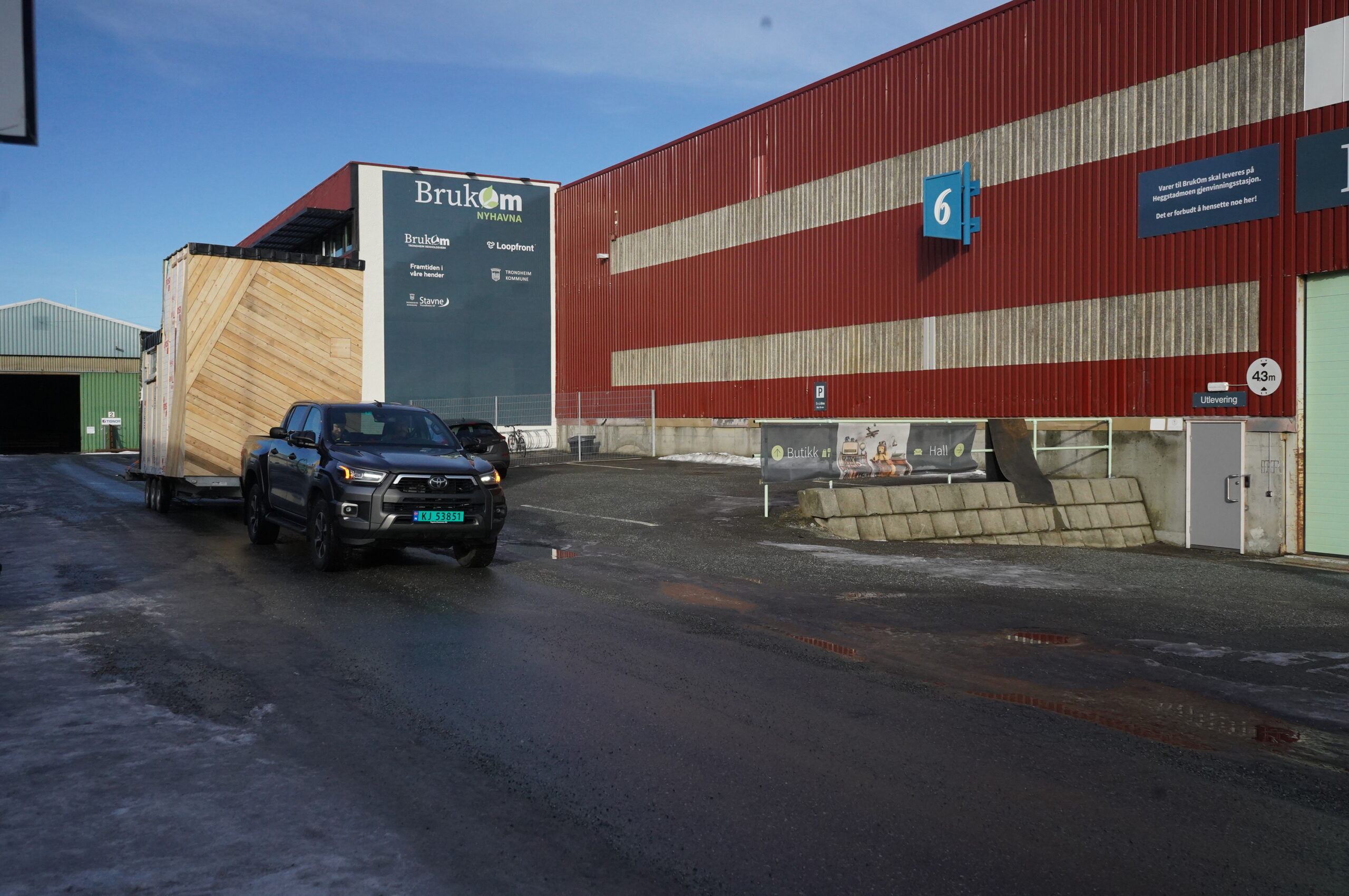 Denne uka rullet det et 12 kvm lite mikrohus laget av gjenbruksmaterialer gjennom byen…