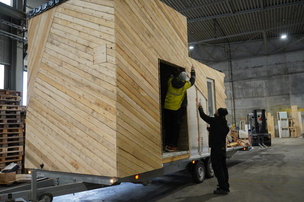 Denne uka rullet det et mikrohus laget av gjenbruksmaterialer gjennom byen.... 1