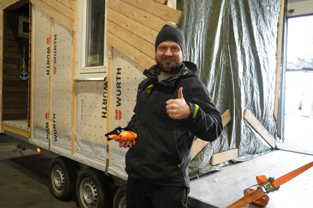 Denne uka rullet det et mikrohus laget av gjenbruksmaterialer gjennom byen....