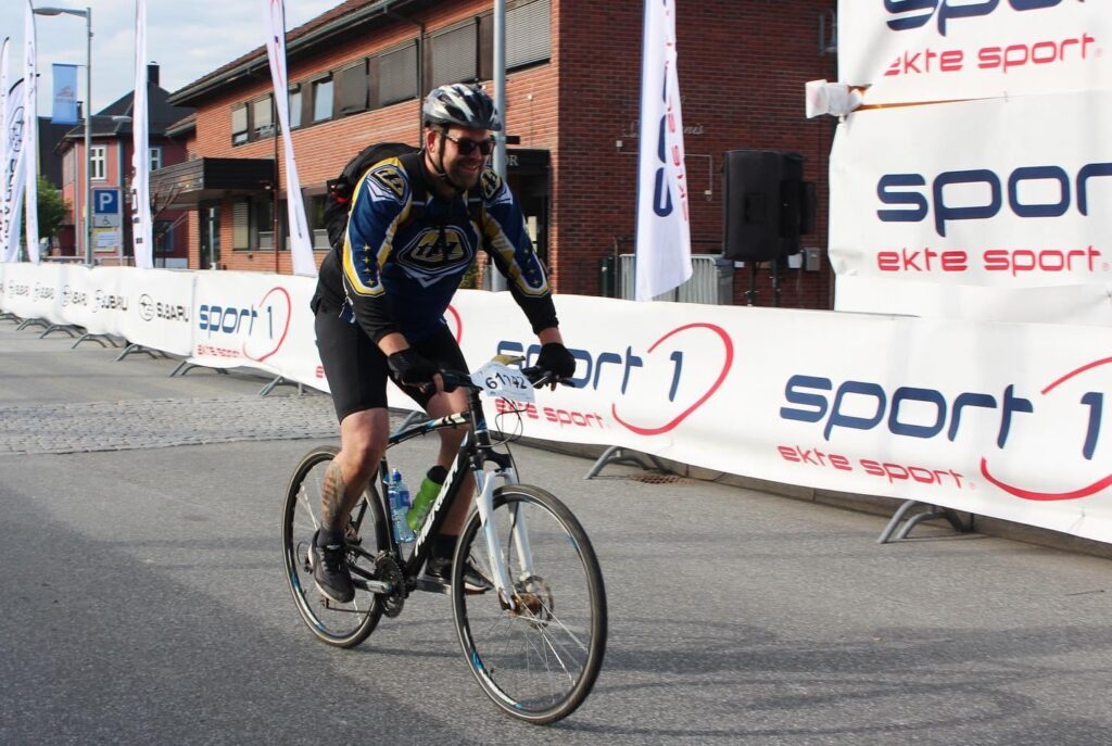 Mann som sykler inn i målområdet for TurBirken.